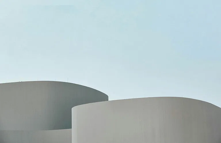 Un gros plan net et lumineux sur le cadran montrant les reflets du Verre Saphir et la finition brossée de l'Acier 316L (grade chirurgical).