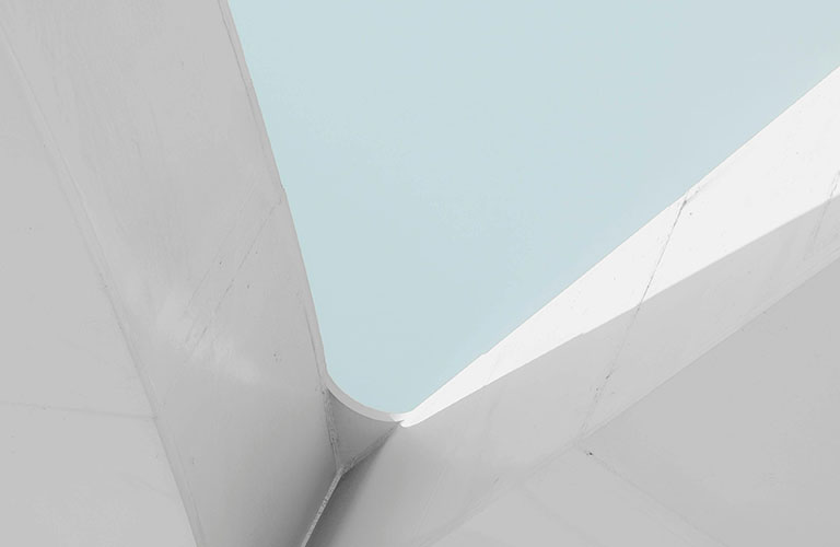 Croquis technique minimaliste de la montre avec des outils de design (règle, compas), évoquant un bureau d'étude soigné.