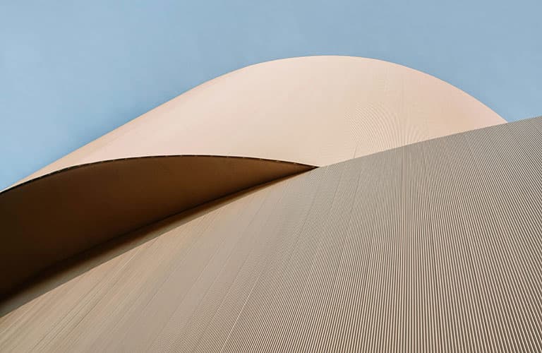 Un visuel stylisé et légèrement abstrait du mouvement à quartz, ou la montre posée à côté d'une pile neuve, symbolisant l'autonomie.